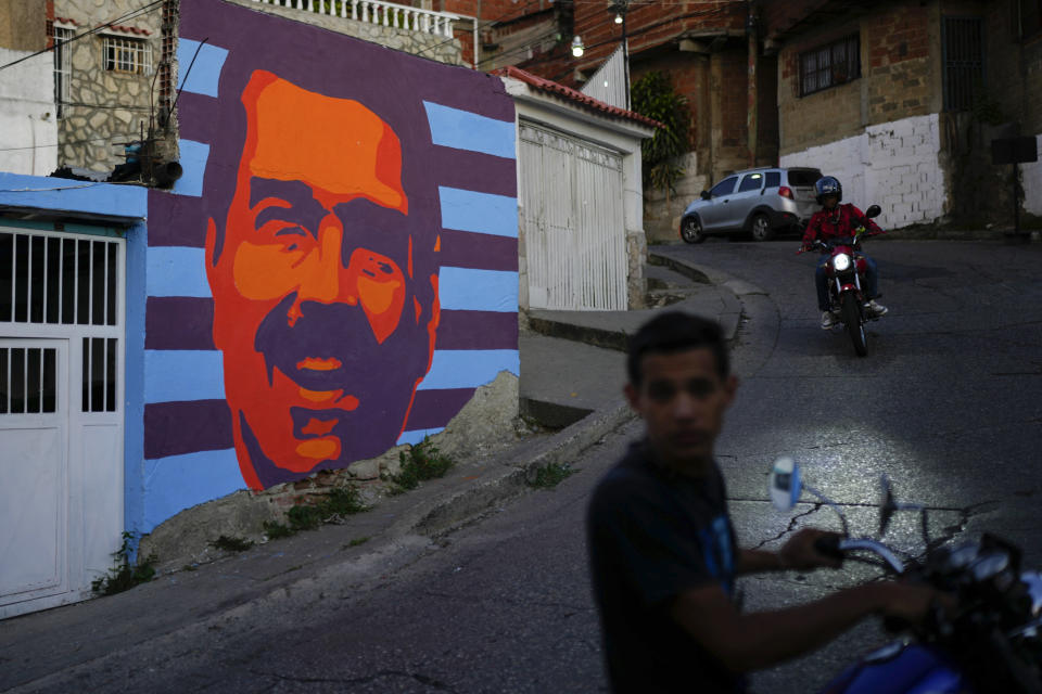 ARCHIVO - Un mural de campaña a favor del presidente de Venezuela Nicolás Maduro, que busca la reelección para un tercer mandato, en Caracas, Venezuela, el 17 de julio de 2024. (AP Foto/Ariana Cubillos, Archivo)