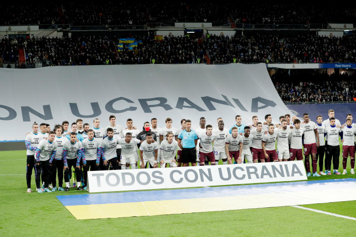 En el fútbol hubo muestras de solidaridad y apoyo a Ucrania por la invasión de Rusia. Foto po David S. Bustamante/Soccrates/Getty Images.