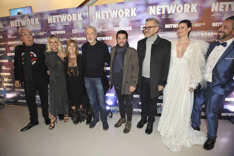 Acompañados de familiares, amigos y colegas, los protagonistas de Network inauguraron la función de prensa en el Teatro Coliseo: Coco Sily, Florencia Peña, Corina Fiorillo, Eduardo Blanco, Pablo Rago y César Bórdon, junto al productor Ariel Diwan