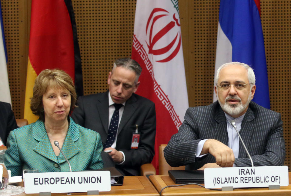 La directora de Política Exterior de la Unión Europea Catherine Ashton, izquierda, y el ministro de Relaciones exteriores iraní Mohamad Javad Zarif, derecha, antes de iniciar una negociación a puerta cerrada sobre temas nucleares en Viena, Austra, el martes 18 de marzo del 2014. (Foto AP/Ronald Zak)