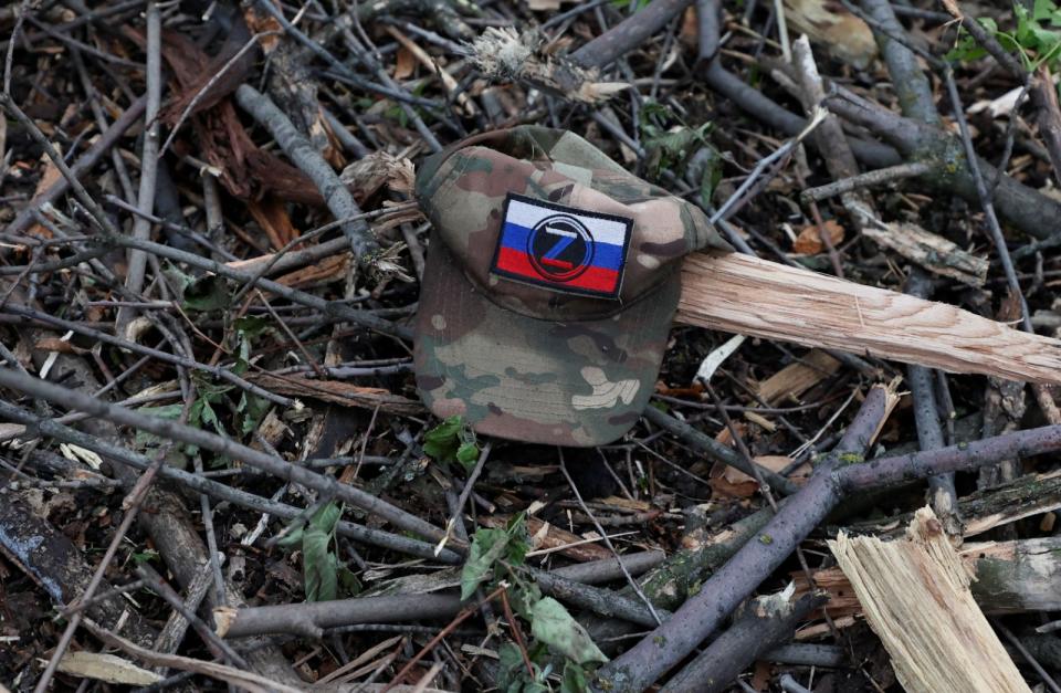 2023年5月11日，遺落在巴赫姆特的俄軍帽子。路透社