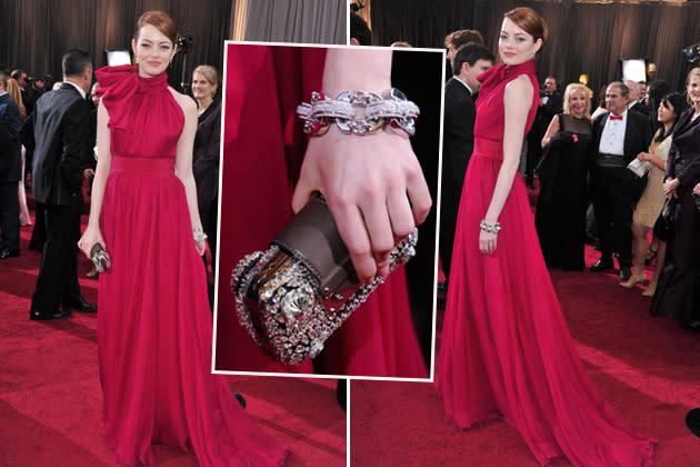 Ist denn schon wieder Weihnachten? Schauspielerin Emma Stone jedenfalls erschien als Mensch gewordene Geschenkverpackung (entworfen von Giambattista Valli) in Los Angeles. Irgendwie cool, genau wie ihr massives Armband und die Strass-Clutch.