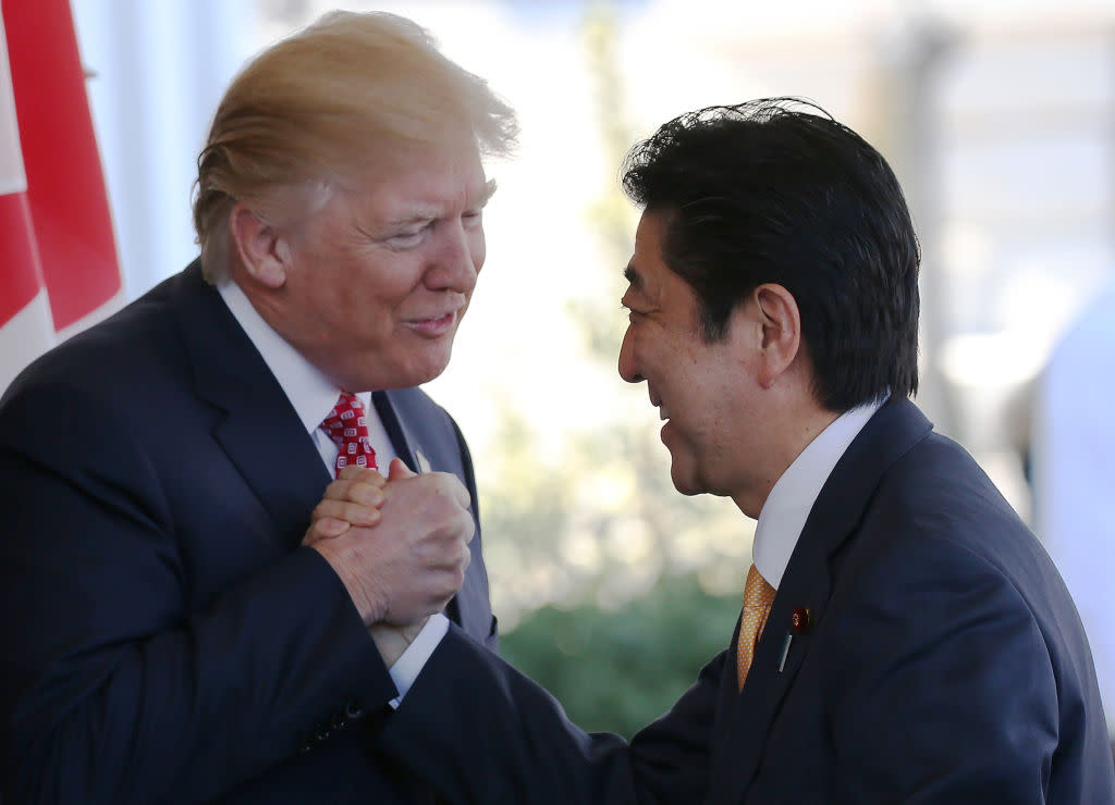 Donald Trump amüsierte sich mit dem japanischen Premierminister – die Presse hatte dabei weniger Spaß. (Bild: Getty Images)