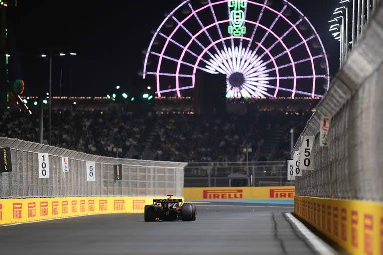 Max Verstappen vuela en la noche