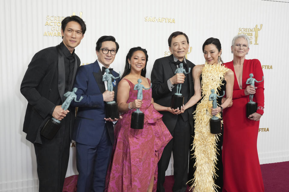 Harry Shum Jr., de izquierda a derecha, Ke Huy Quan, Stephanie Hsu, Michelle Yeoh y Jamie Lee Curtis posan en la sala de prensa con el premio al mejor elenco por "Everything Everywhere All at Once" en la 29a entrega anual de los Premios del Sindicato de Actores de la Pantalla el domingo 26 de febrero de 2023, en el hotel Fairmont Century Plaza en Los Angeles. (Foto Jordan Strauss/Invision/AP)