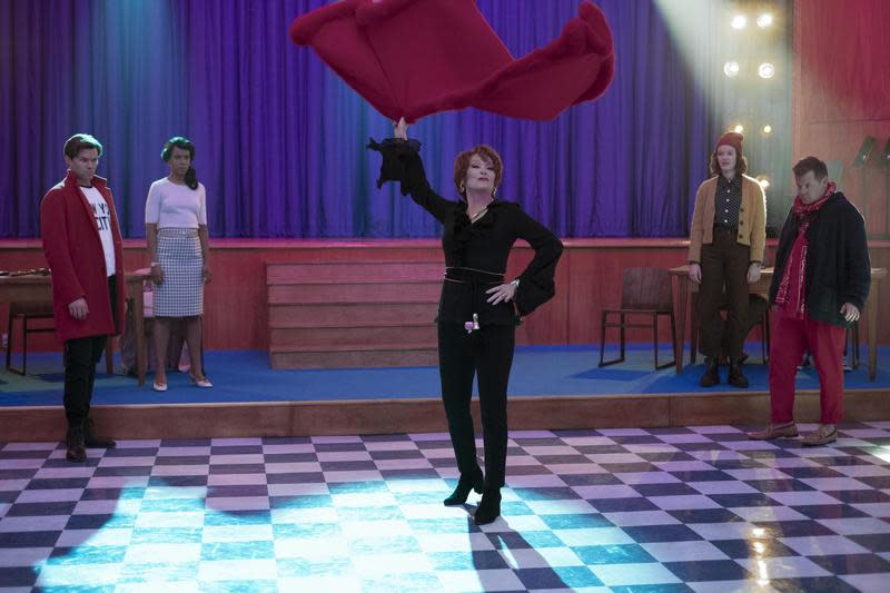 梅莉史翠普（中）領軍表演歌舞，以百老匯巨星身份演出《畢業舞會》。（Netflix提供）