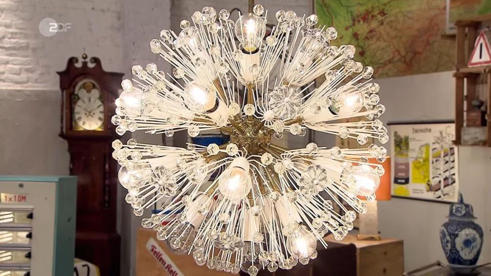 Die Pusteblume-Lampe von Designer Emil Stejnar aus den 1960er-Jahren wurde auf einen Wert von 900 bis 1.100 Euro geschätzt. (Bild: ZDF)