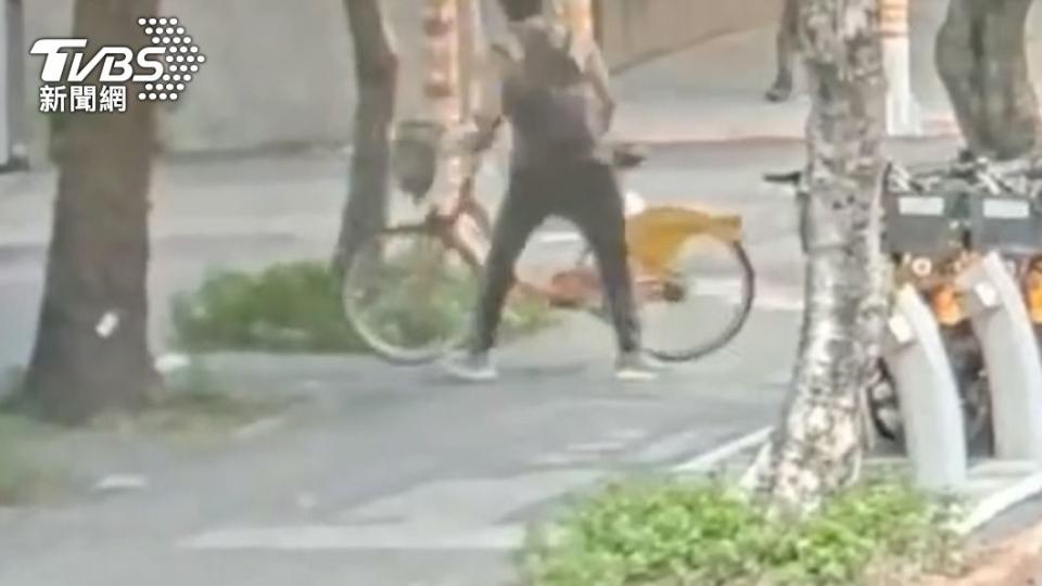竊賊騎單車離開。（圖／TVBS）