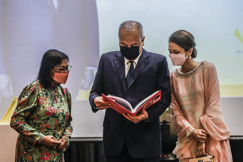 Perak's Sultan Nazrin Muizzuddin Shah with Raja Permaisuri Perak Tuanku Zara Salim and Tan Sri Rafidah Aziz at the launch of 'Building the Pink Road of Hope' coffee table book at Mandarin Oriental Hotel in Kuala Lumpur December 9, 2021. — Picture by Har