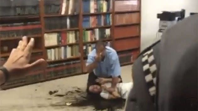 Alfredo José dos Santos can be seen pinning Judge Tatiane Moreira Lima to the ground and dousing her in flammable liquid. Photo: YouTube