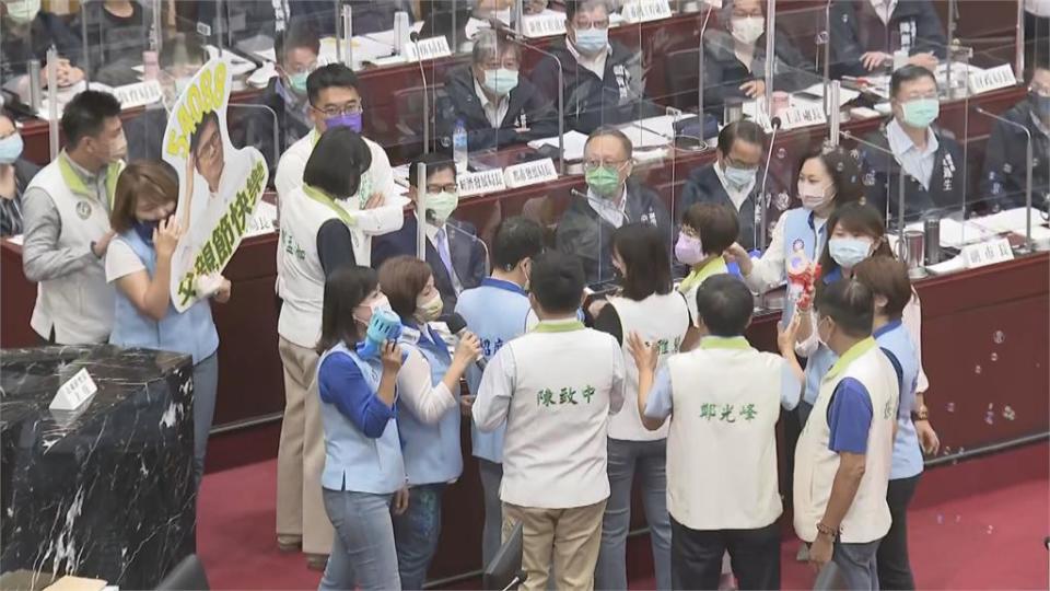 揚言送陳其邁「父親節驚喜」　藍黨團吹泡泡鬧場