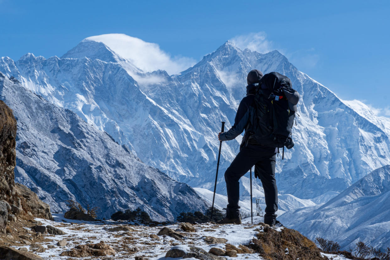 Viktor Schütz blickt während seines Treks auf den Mount Everest. Seine Zeit im Himalaya hat ihn verändert. - Copyright: Viktor Schütz