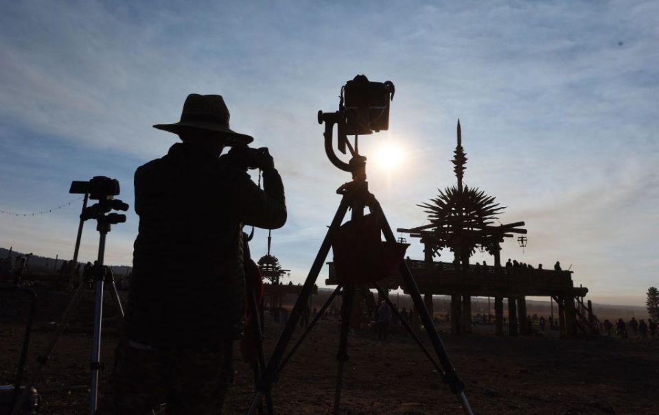 una persona toma una imagen de un eclipse solar