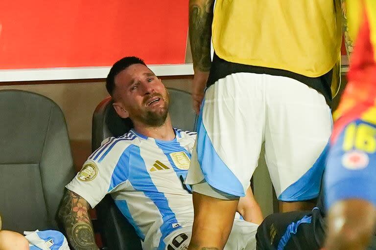 Messi, desconsolado en el banco en el Hard Rock Stadium de Miami
