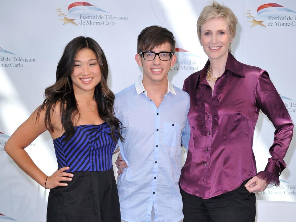 Schauspielerin Jane Lynch überragt mit 1,83 Meter die meisten ihrer "Glee"-Kollegen - wie hier Jenna Ushkowitz und Kevin Michael McHale. (Bild: Pascal Le Segretain/Getty Images)