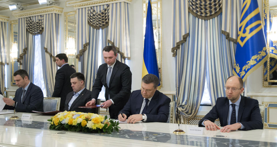 Ukrainian President Viktor Yanukovych, second right, and Ukrainian opposition leaders, Arseniy Yatsenyuk, right, Vitali Klitschko, left, Oleg Tjagnibok, second left, attend a signing ceremony of the agreement in Kiev, Ukraine, Friday, Feb. 21, 2014. Ukraine’s opposition leaders signed a deal Friday with the president and European mediators for early elections and a new government in hopes of ending a deadly political crisis. Russian officials immediately criticized the deal and protesters angry over police violence showed no sign of abandoning their camp in central Kiev. (AP Photo/Andrei Mosienko, Presidential Press Service, Pool)