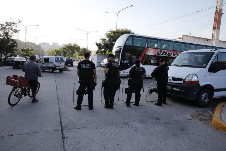 Desalojo en un feria que funcionaba en Retiro en el barrio 31