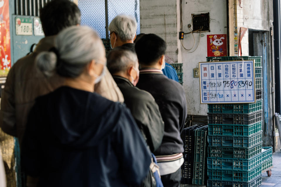 3月10日，民眾排隊買雞蛋。（資料照片，郭吉銓攝）