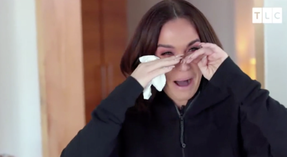 Vicky Pattison breaks down after discovering her fiancé John Noble cheated on her (TLC)