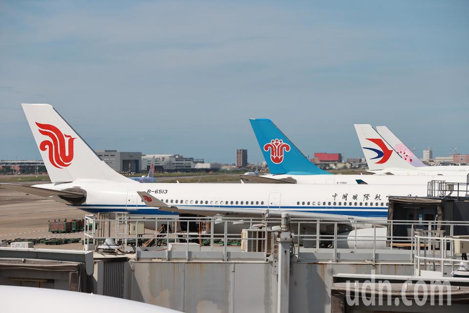 中國國際航空（左起）、中國南方航空、中國東方航空及華航於桃機機坪停放。記者黃仲明／攝影