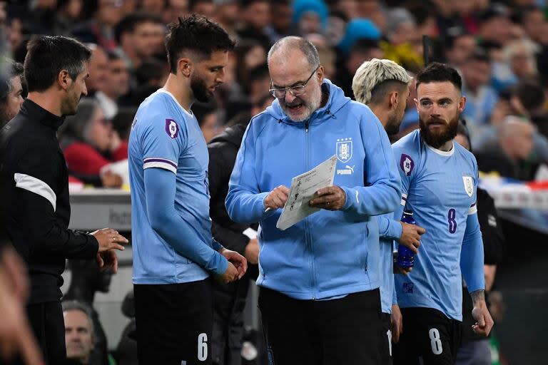Marcelo Bielsa le da instrucciones a Rodrigo Bentancur en un amistoso de la selección de Uruguay
