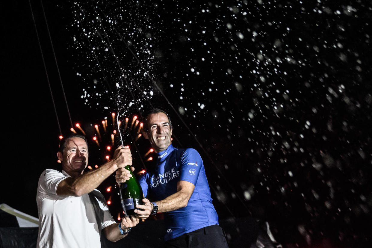 Sébastien Josse (à gauche) et Armel Le Cléac’h ont remporté dimanche 12 novembre la Transat Jacques Vabre. Il s’agit de la première grande victoire en multicoque pour le second, immense figure de son sport encore jamais titrée.