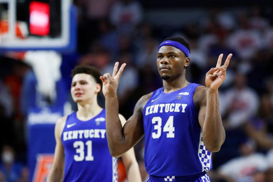 Oscar Tshiebwe (34) announced Wednesday that he’ll be back for a second season at Kentucky.