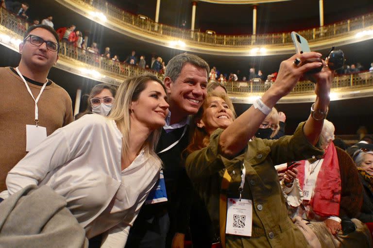 Más de 300 convencionales de la Unión Cívica Radical se congregan en La Plata; en la imagen, Carolina Losada y Facundo Manes