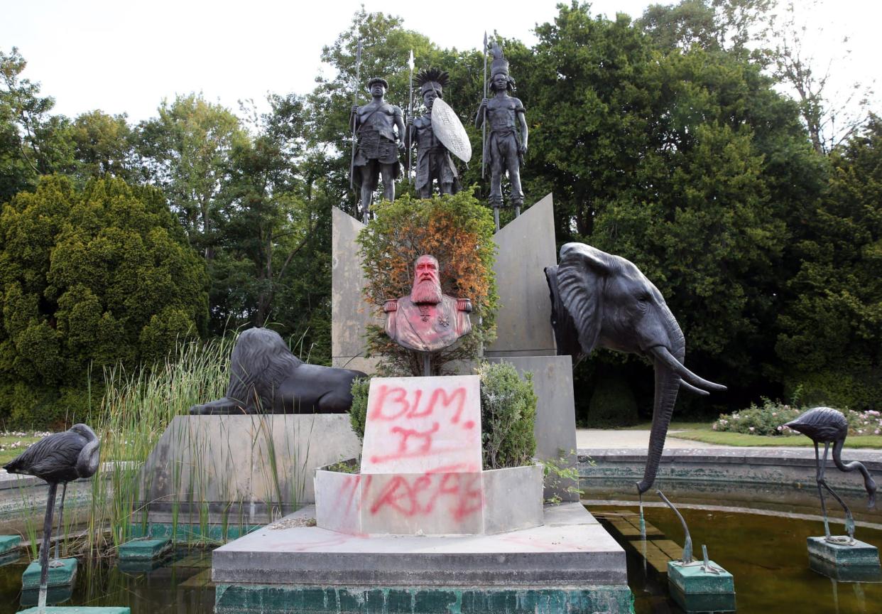 Une statue de Leopold II dégradée dans le cadre du mouvement Black lives matter dans le parc de L'Africa Museum à Bruxelles - FRANÇOIS WALSCHAERTS / AFP