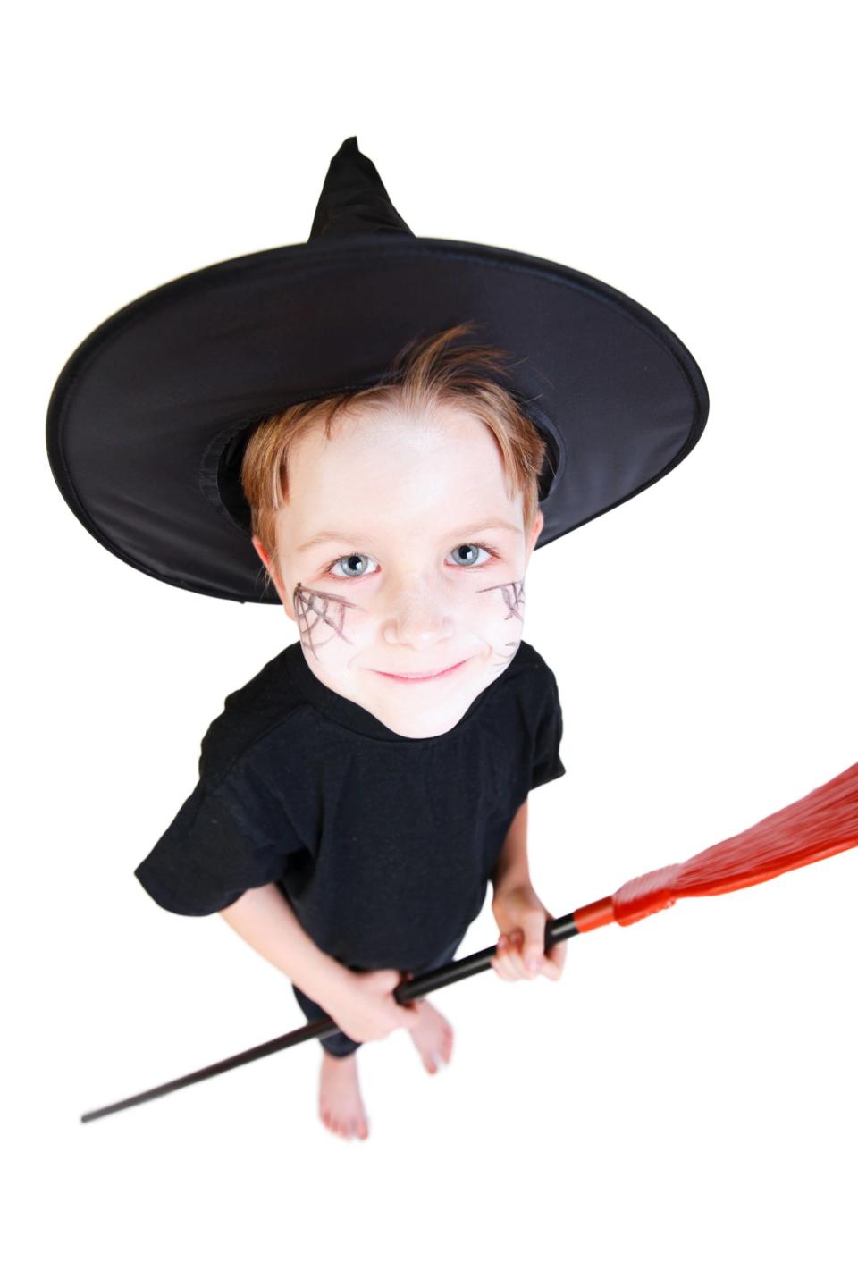 ein kleiner Junge verkleidet als Zauberer blickt in die Kamera | a little boy disguised as wizard looking at the camera - Copyright: picture alliance / blickwinkel/McPHOTO | McPHOTO