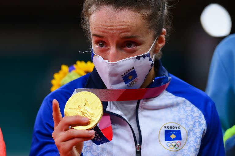 Distria Krasniqi, medallista de oro de Kosovo, celebra el título en los Juegos Olímpicos de Tokio 2020