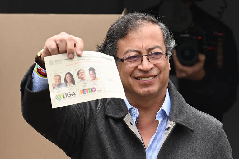 El candidato presidencial de la izquierda colombiana Gustavo Petro muestra su papeleta mientras vota durante la segunda vuelta de las elecciones presidenciales en Bogotá, el 19 de junio de 2022. 