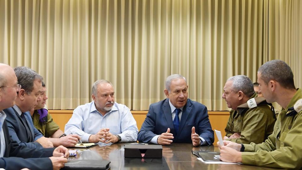 Ministerpräsident Benjamin Netanjahu seinem Verteidigungsminister Avigdor Lieberman bei einem Treffen mit Militär im israelischen Verteidigungsministerium. Foto: Amos Ben Gershom/GPO/Archiv