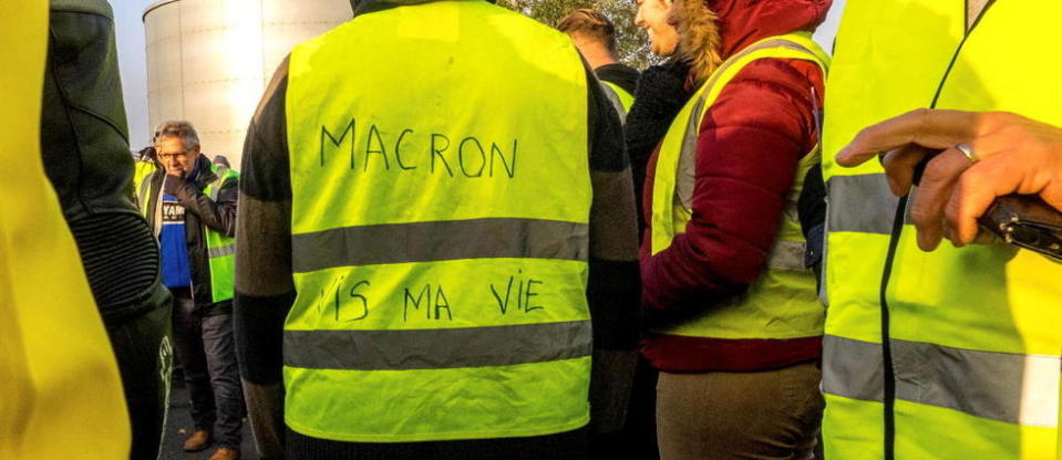 La foule, principalement constituée de Gilets jaunes et d'anti-pass sanitaire, a dressé des barricades à l'aide de pneus et de palettes pour bloquer le site (Illustration).
