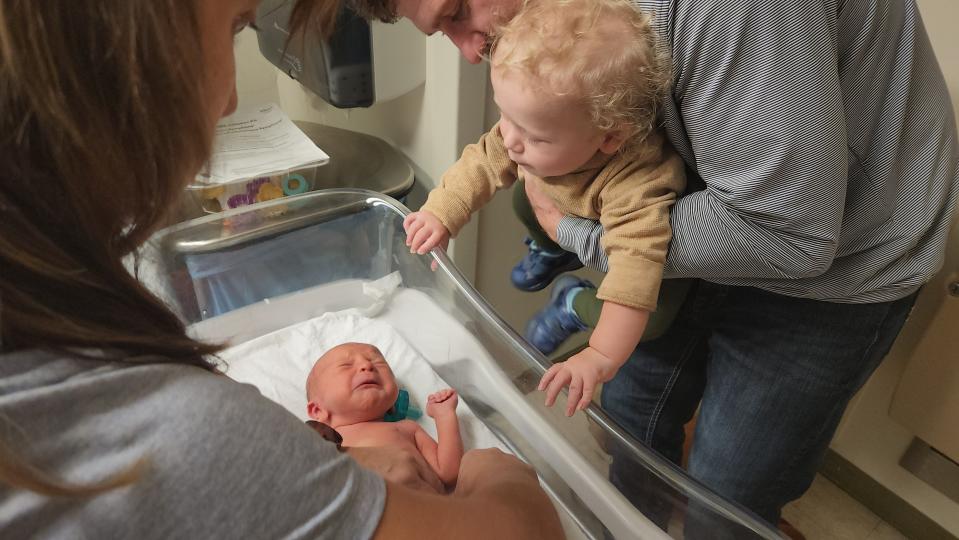 Chelsea and Jake Jovanovich introduce their son, Teldon, to his new little brother, Stetson, on October 23, 2022.