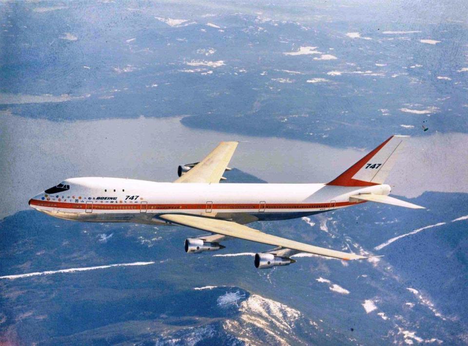 「波音747」雙層廣體客機，應該是最被世人認識的客機機型了。她被稱為「空中女王」，有雙走道廣體機腹、隆起的機頭、雙層客艙，以及非常有迫力的四具引擎。