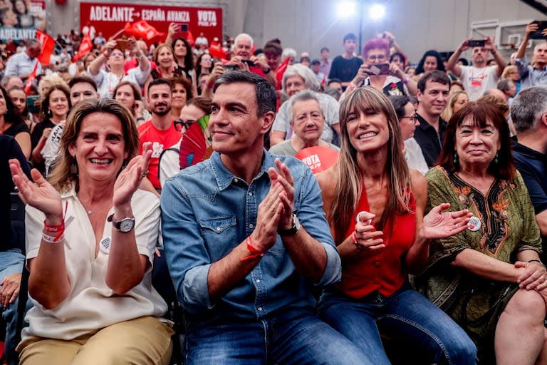 Pedro Sánchez y su mujer, Begoña Gómez, Durante el acto de cierre de campaña del PSOE, en el polideportivo La Alhóndiga, 21 de julio de 2023