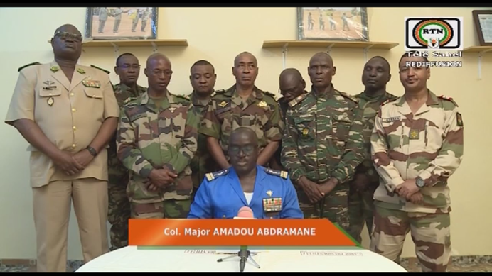 尼日總統衛隊上校阿布德拉曼（Amadou Abdramane）在 9 名軍人的陪同下，公開在電視聲明中宣布發動政變。   圖：翻攝自薩赫勒電視台Télé Sahel