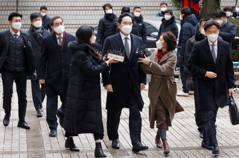 Samsung Group heir Jay Y. Lee arrives at a court in Seoul