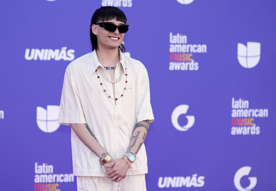 Peso Pluma llega a los Latin American Music Awards el 20 de abril de 2023, en la Arena MGM Grand Garden en Las Vegas. (Foto AP/John Locher)