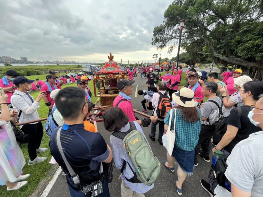 圖／淡水古蹟博物館的「暗訪文史走讀行」活動，有達人隨行導覽，跟著清水祖師走訪淡水街道，深入感受繞境的魅力。（淡水古蹟博物館提供）