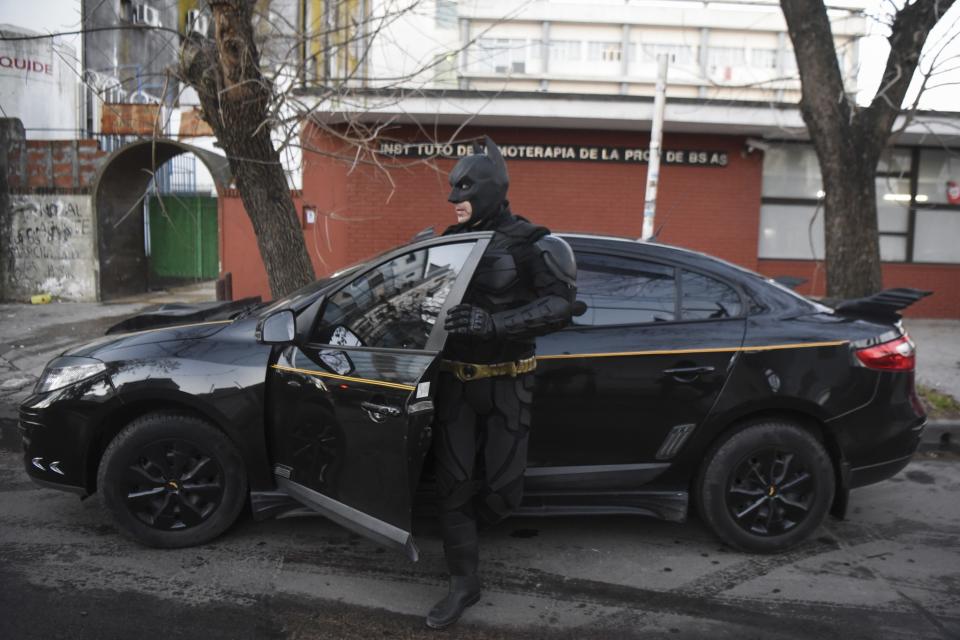 (FOTOS) Un "Batman argentino" incógnito ayuda a niños enfermos