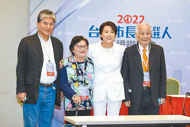 2022台北市長候選人電視辯論會，前內政部長李鴻源（左起）、前立委許榮淑、候選人黃珊珊、親民黨副主席張昭雄一同合影留念。（姚志平攝）