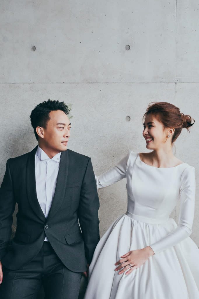 歌手曾沛慈16日透過臉書甜蜜宣布結婚，並放上與先生Peter的婚紗照。