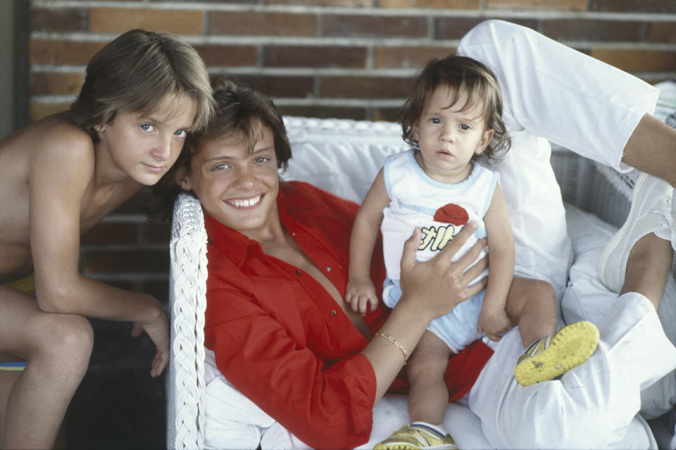 El cantante mexicano Luis Miguel, al centro y rodeao de sus hermanos menores, Alejandro (izquierda) y Sergio a quien se encuntra cargando. La imagen es parte de una sesión de fotos que se hizo con el artista en Italia en 1985. (Getty Images)