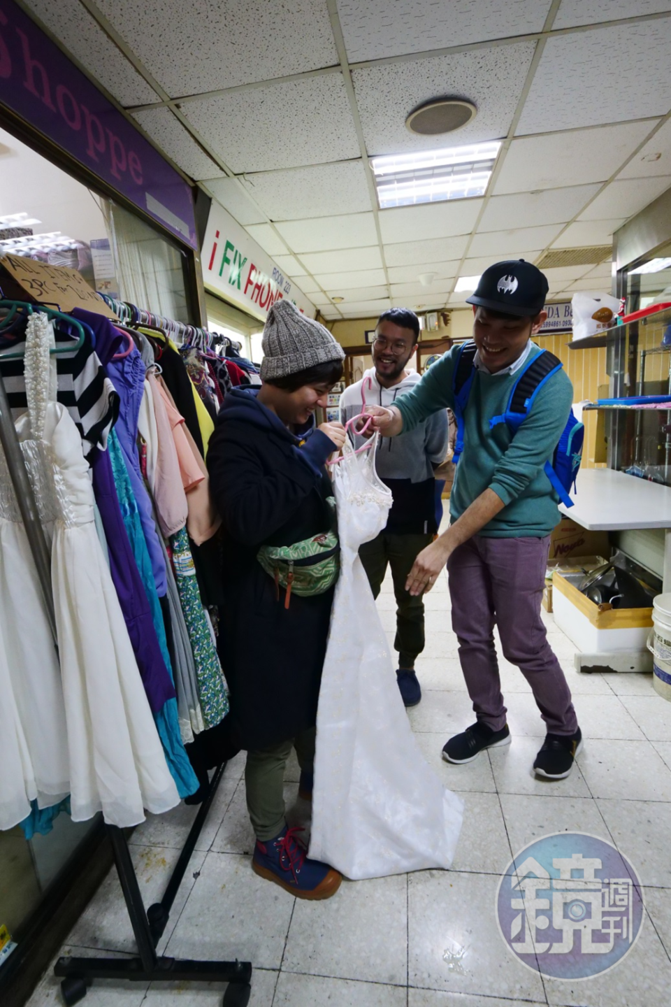 許多店鋪專賣二手衣，有品牌的衣服，價格相對便宜，也受到菲律賓人喜愛。