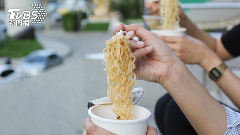 有民眾分享碗裝泡麵的獨特吃法。（示意圖／shutterstock達志影像）