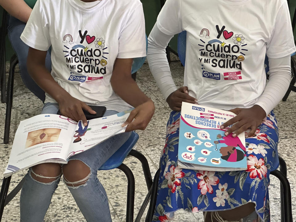 Los miembros del club de adolescentes usan camisetas que dicen "Yo cuido mi cuerpo y mi salud" en una sesión sobre educación sexual en una escuela el fin de semana en Azua, República Dominicana, el sábado 9 de diciembre de 2023. (AP Foto/María Hernández)