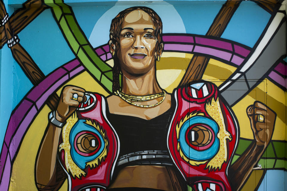 Amanda Serrano, campeona mundial de boxeo, levanta pesas en el Guaynabo Fitness Club en Guaynabo, Puerto Rico, el 21 de octubre de 2023. (Erika P. Rodríguez/The New York Times)
