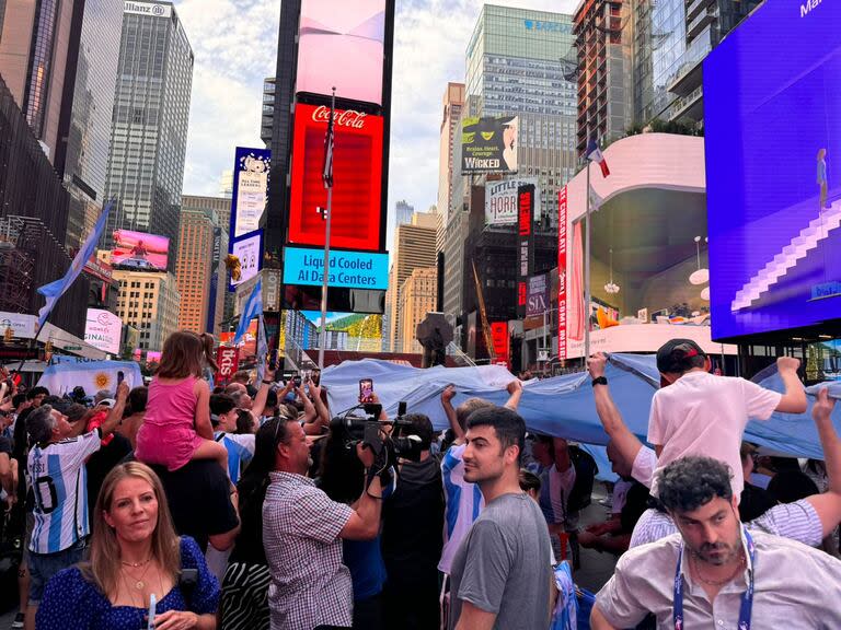 Banderazo en Times Square, Nueva York, en la previa del partido entre la Argentina y Canadá